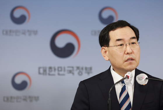 Energy Minister Lee Chang-yang announces increases of gas and electricity rates on Monday at the Government Complex in central Seoul. [YONHAP]