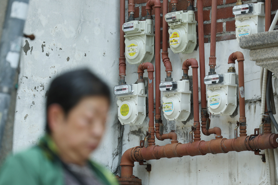 Electricity meters are set up at a residential building in Seoul on May 15. [YONHAP]