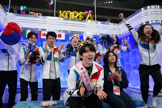 Figure skater Cha Jun-hwan, center, the most successful male Korean athlete in the sport, who attends Korea University, cheers with members on the Korea team after winning silver in the 2023 ISU World Team Trophy in Figure Skating on April 15 in Tokyo. [YONHAP]