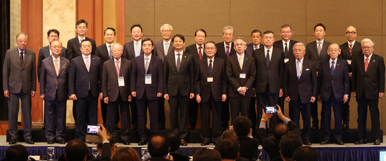 Participants pose for a photo during a meeting of the Korea-Japan Economic Association at the Lotte Hotel in central Seoul on Tuesday. Entrepreneurs, scholars and government officials from the two countries attended the meeting. [YONHAP]