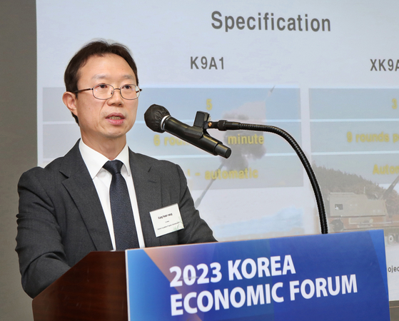 Kang Hwan-seug, Vice Minister of the Defense Acquisition Program Administration, speaks at the Korea Economic Forum hosted by the Korea JoongAng Daily at the Westin Chosun Hotel in central Seoul on Wednesday morning. [PARK SANG-MOON]