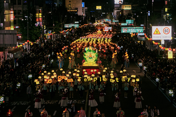 The Lotus Lantern Parade during the 2018 Yeondeunghoe, or lantern lighting festival, in Jongno District, central Seoul [JOONGANG ILBO]