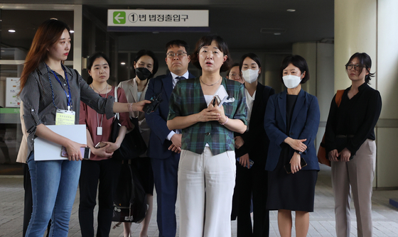 Kim Soo-jung, one of Adam Crapser's lawyers, speaks to reporters on Tuesday after the Seoul Central District Court ruled in favor of Crapser in a civil suit filed against Holt Children's Service. [YONHAP]