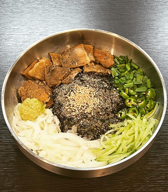 Chogyewon's noodles mixed in black sesame sauce [CHOGYEWON]