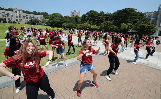 International students dance to K-pop during Korea University’s summer school program on July 5, 2019. [YONHAP]