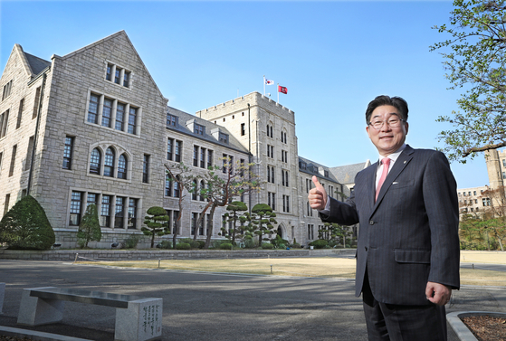 Newly-elect Korea University President Kim Dong-one said he hopes to take his alma mater to the next level over the next four years of his term and set an example for other Korean universities to follow. [PARK SANG-MOON]