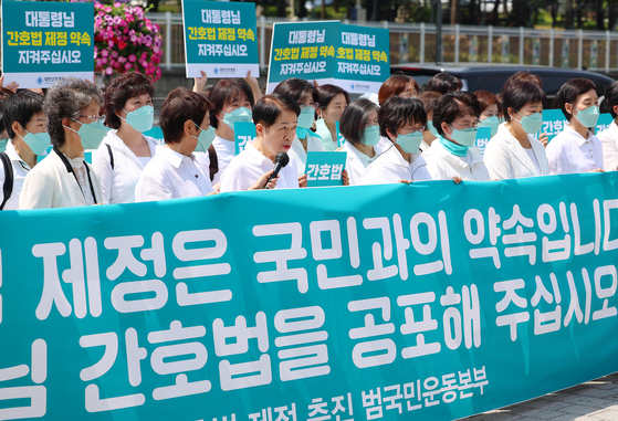 The Korean Nurses Association (KNA) holds a press conference on Tuesday near the presidential office in Yongsan, central Seoul, after President Yoon Suk Yeol vetoed the Nursing Act during a Cabinet meeting on Tuesday morning. The KNA criticized the president for not keeping his promise and requested a prompt reconsideration of the bill in the parliament. [YONHAP] 