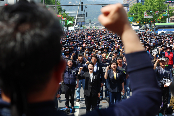 Union members of the Korean Construction Workers' Union hold a rally on Sejong-daero in central Seoul on Tuesday. [YONHAP]