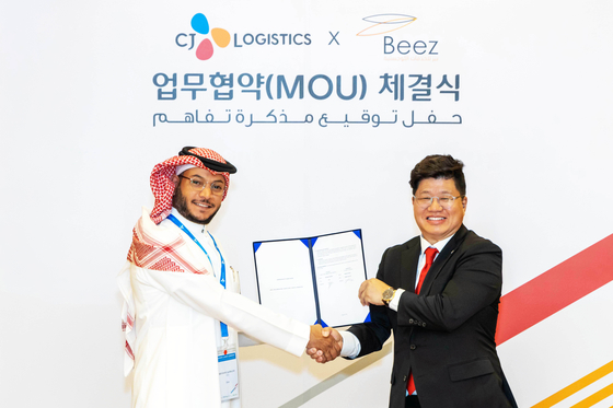CJ Logistics' head of its global unit, Byoung Kang, right, and Beez Logistics' CEO Mussaad Almalohi pose for a photo after signing a memorandum of understanding on May 10. [CJ LOGISTICS]