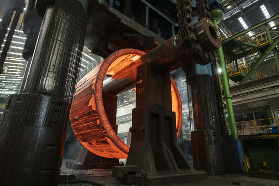 A 17,000-ton press machine is forging an alloy steel ingot into a component for a steam generator of the Shin-Hanul nuclear reactor unit 3 and 4. [DOOSAN ENERBILITY]