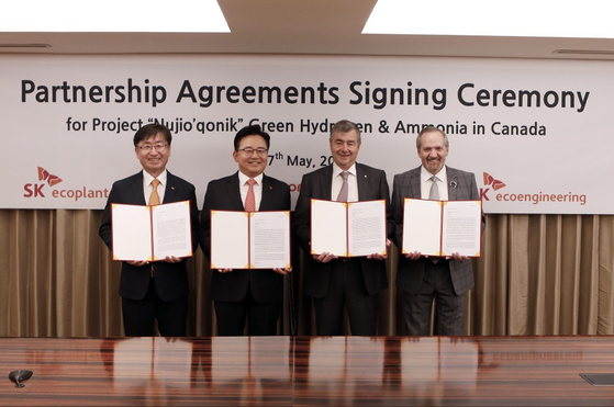 Park Kyung-il, second from left, SK ecoplant CEO, and John Risley, third from left, World Energy GH2 chairman, pose for a photo during a signing ceremony held Wednesday in central Seoul. [SK ECOPLANT]