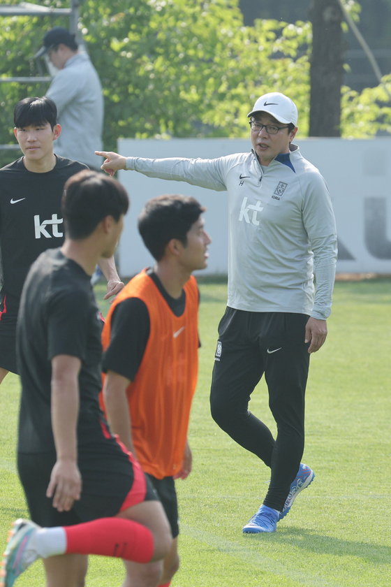 Hwang Sun-hong coaches the U-24 squad during the team's training at the Paju National Football Center in Paju, Gyeonggi on Monday. [YONHAP] 