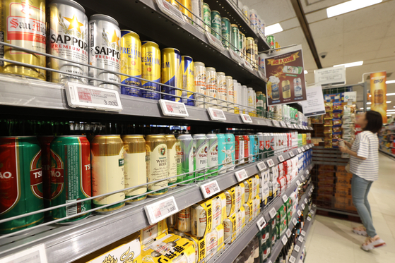 Japanese imported beers are displayed on an aisle of a discount store in Seoul on Wednesday. Japanese beer imports amounted to $3.07 million in April, up 866.7 percent on year, according to trade statistics compiled by Korea Customs Service. [YONHAP]