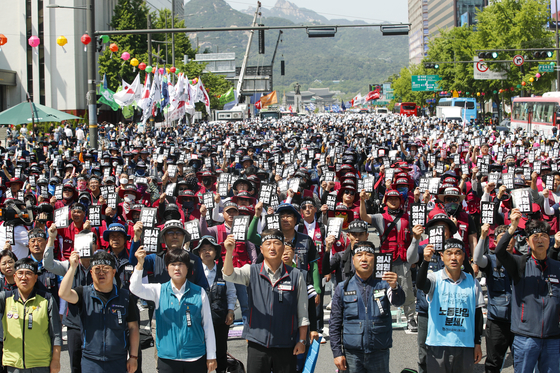 Korean Confederation of Trade Union members occupies the street in Jung District, central Seoul, on Wednesday, demanding the government end the oppression against labor unions. [NEWS1] 