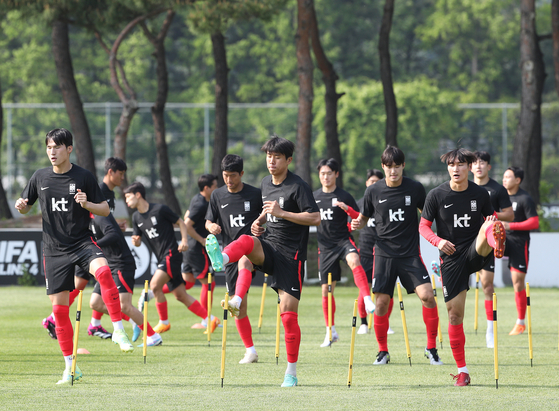 The U-24 national team trains at the Paju National Football Center in Paju, Gyeonggi, on Monday. [NEWS1]