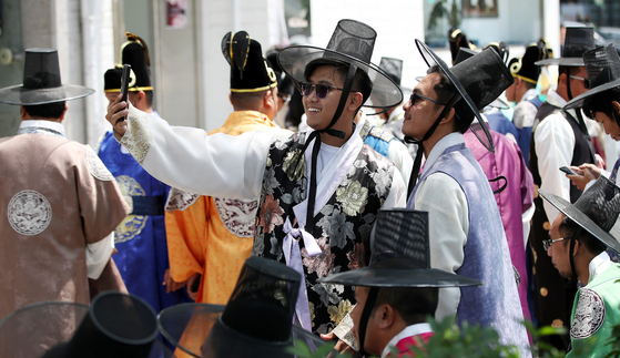 A street near Gyeongbok Palace bustles with visitors dressed in traditional Korean clothes on Sunday. [NEWS1]