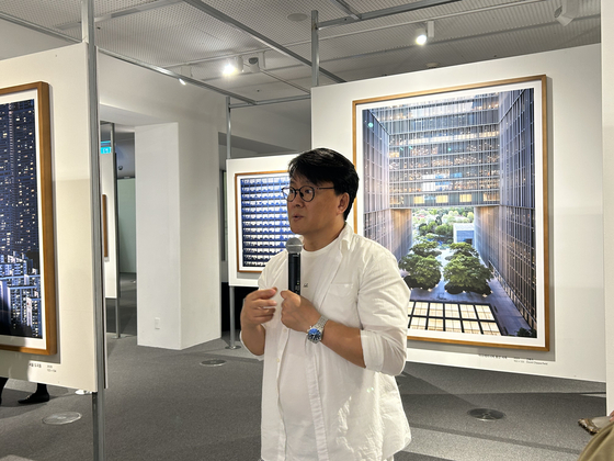 Architectural photographer Kim Yong-kwan speaks during a press event for his solo exhibition "Documentations of Relationships, Architecture towards a Scenery" at the Dongdaemun Design Plaza in central Seoul on May 8. [SHIN MIN-HEE]