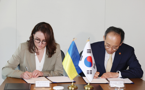Finance Minister Choo Kyung-ho, right, and his Ukrainian counterpart Yulia Svyrydenko sign the Economic Development Cooperation Fund on Wednesday at The Shilla hotel in central Seoul. [YONHAP]