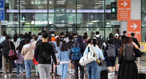 Tourists enter Jeju International Airport to depart the island on May 7. [NEWS1]