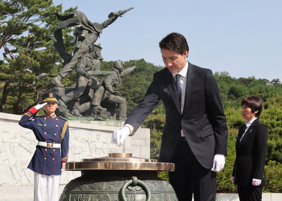 Canadian Prime Minister Justin Trudeau pays respects at the National Cemetery in southern Seoul Wednesday, ahead of his summit with President Yoon Suk Yeol. [JOINT PRESS CORPS]