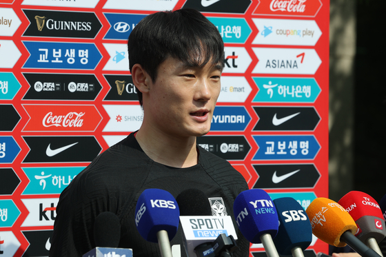 Um Won-sang speaks to reporters at the Paju National Football Center in Paju, Gyeonggi on Monday. [YONHAP]