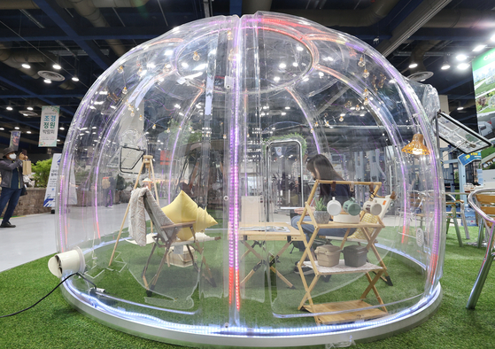 A transparent dome made of plastic is showcased at the 2023 Korea Landscape Garden Expo held at COEX in southern Seoul on Wednesday. [YONHAP]