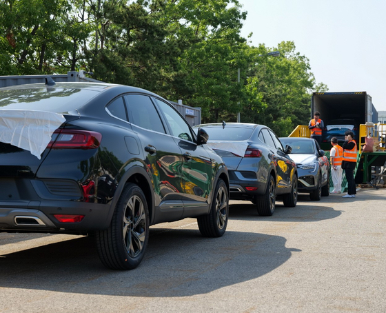 Renault Korea Motors' Arkana SUVs wait in line to be loaded into a container at the French carmaker's plant in Busan on Wednesday. [RENAULT KOREA MOTORS] 