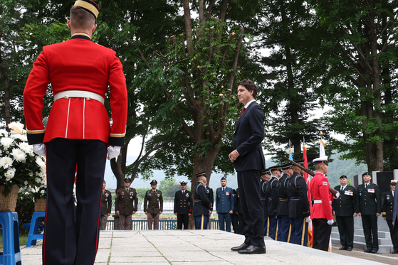Canadian Prime Minister Justin Trudeau shows respect to the fallen Canadians that fought during the Korean War at the Gapyeong Canada Monument in Gyeonggi Province on Thursday. This year marks the 60th anniversary of diplomatic relations between Korea and Canada. Trudeau is in Korea for three days before heading to Hiroshima, Japan, to attend the Group of 7 Summit, beginning on Friday. [YONHAP]