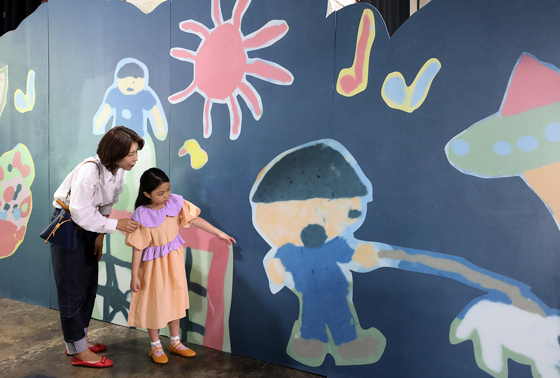 Visitors look at a mural in the "Twinkle Twinkle Little Hands" exhibition, as part of Korea Craft Week 2023. [NEWS1]