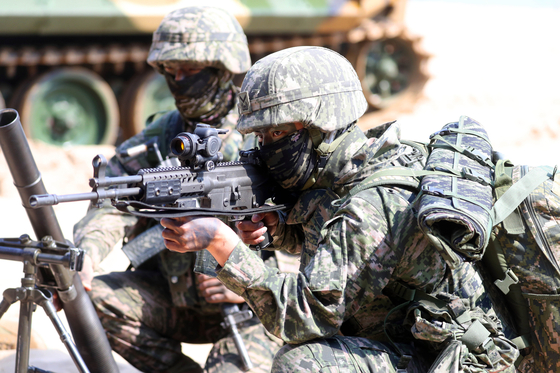 Korean soldiers participating in a joint military exercise wth Americn soldiers in Pohang in March. [YONHAP]
