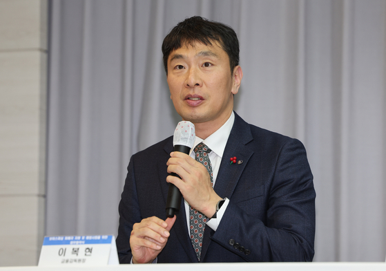 Financial Supervisory Service Gov. Lee Bok-hyun speaks during a policy debate in central Seoul on April 12. [NEWS1]