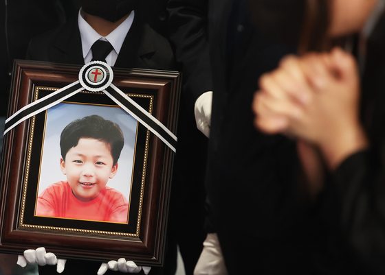 The funeral of eight-year old Cho Eun-gyeol, who was killed by a bus that turned right without stopping, a violation of a law that went into effect in April, on May 10 in Suwon. [YONHAP]