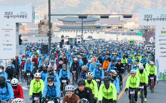 Participants of the 2022 Seoul Bike Festival start off from Gwanghwamun Square in central Seoul on Nov. 20. The annual spring bike festival was postponed to fall last year due to the Covid-19 pandemic. [WOO SANG-JO]