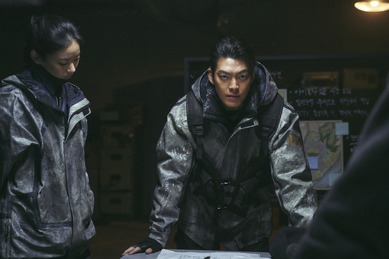 Kim Woo-bin plays 5-8, a deliveryman who supplies ordinary people with oxygen and necessities for survival, in an apocalyptic dystopia in Netflix series ″Black Knight″ [NETFLIX]