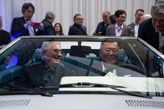 Italian car designer Giorgetto Giugiaro, left, and Hyundai Motor Group Executive Chair Euisun Chung pose for a photo inside the restored Pony Coupe at Lake Como, Italy, on Thursday. [HYUNDAI MOTOR]