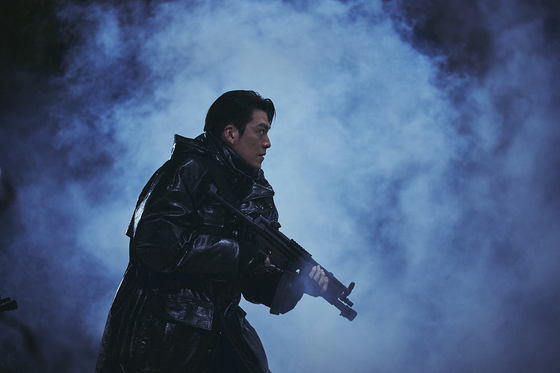 Kim Woo-bin plays 5-8, a deliveryman who supplies ordinary people with oxygen and necessities for survival, in an apocalyptic dystopia in Netflix series ″Black Knight″ [NETFLIX]