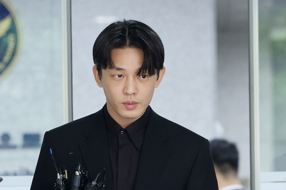 Actor Yoo Ah-in leaves the Seoul Metropolitan Police Agency headquarters in Jongno District, central Seoul, on Wednesday after receiving questioning for alledged multiple drug use. [YONHAP]