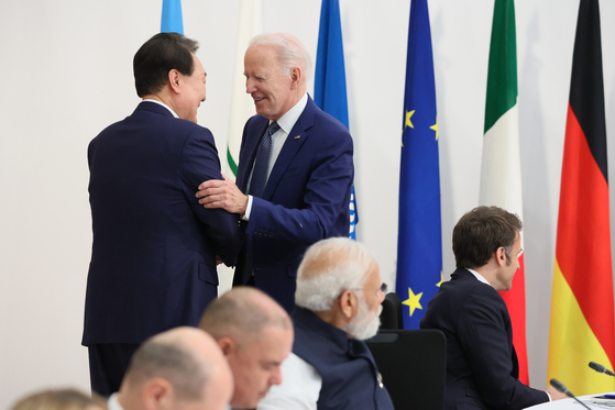 Korean President Yoon Suk Yeol, left, chats with U.S. President Joe Biden during the second day of the G7 Summit on Saturday in Hiroshima, Japan. [UPI/YONHAP]