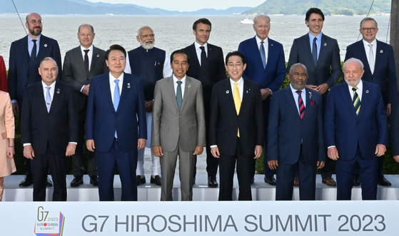 Korean President Yoon Suk Yeol, second from left, poses for a commemorative photo with other foreign leaders at the G7 Summit in Hiroshima, Japan, on Saturday. [JOINT PRESS CORPS]
