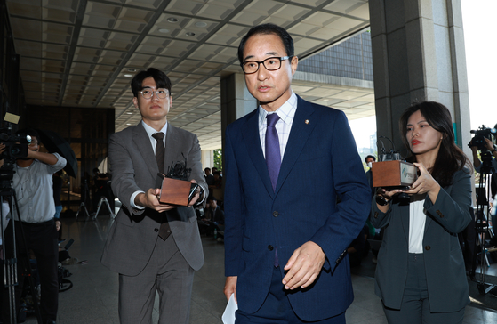 Rep. Lee Sung-man arrives at the Seoul Central District Prosecutors' Office on Friday for questioning over his alleged role in the Democratic Party's cash-for-votes scandal. [YONHAP]