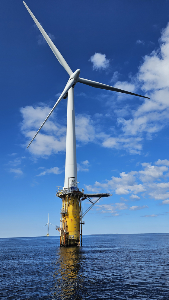 Zefyros, a prototype wind turbine renamed from Hywind Demo, installed at METcentre in Haugesund, Norway, on May 4 [SHIN HA-NEE]