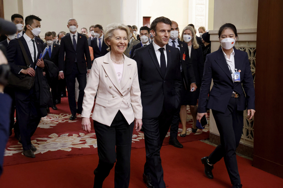 French President Emmanuel Macron, center, and European Commission President Ursula von der Leyen, center left, arrive for a working session with Chinese President Xi Jinping in Beijing in this file photo dated April 6. [AP/YONHAP]