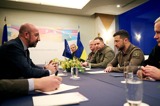 Ukraine's President Volodymyr Zelensky, second from right, attending a meeting with European Council President Charles Michel, left, in Hiroshima, on the second day of the G7 Summit Leaders' Meeting. [AFP/YONHAP]