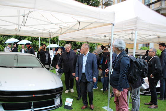 Hyundai Motor Group Executive Chair Euisun Chung, center, looks at N Vision 74 displayed at the Concorso d'Eleganza Villa D'Este, held in Lake Como, Italy. [HYUNDAI MOTOR]