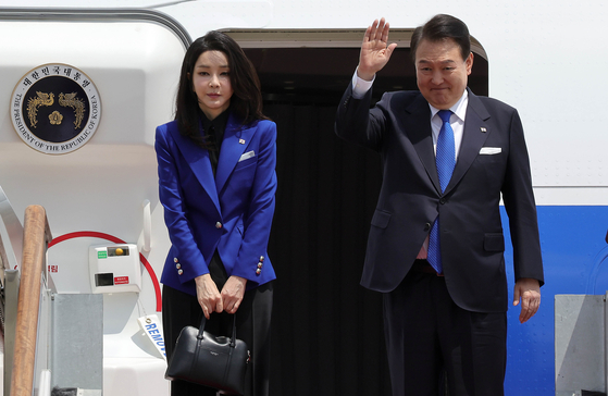President Yoon Suk Yeol and first lady Kim Keon-hee bid farewell before boarding the plane to Hiroshima to attend the Group of 7 Summit on Friday. [JOINT PRESS CORPS]