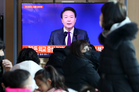 The public at Seoul Station in downtown Seoul watches President Yoon Suk Yeol makes a New Year speech on Jan. 1. One of the fake articles that was presented for the survey study on confirmation bias was President Yoon being the first Korean president to not hold a New Year’s press conference. [NEWS1] 