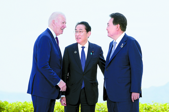 From right, Korean President Yoon Suk Yeol, Japanese Prime Minister Fumio Kishida and U.S. President Joe Biden chat ahead of their trilateral meeting on the sidelines of the Group of 7 (G7) Summit in Hiroshima, Japan, on Sunday. [JOINT PRESS CORPS]
