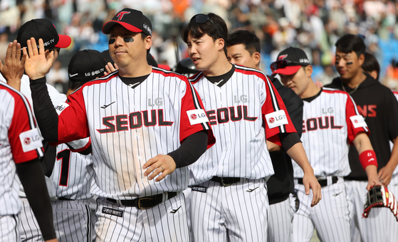 The LG Twins celebrate after beating the Hanwha Eagles 4-1 at Jamsil Baseball Stadium in southern Seoul on Sunday.  [YONHAP]