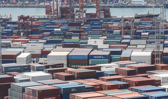 Containers for export are stacked at a pier in Busan on May 10. [YONHAP] 