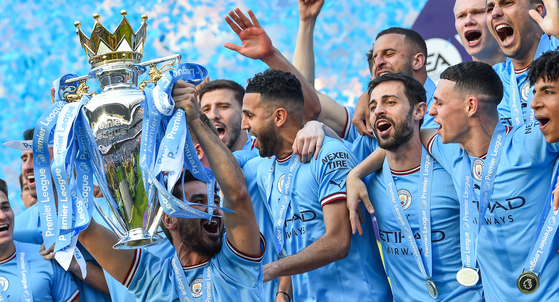 Manchester City players celebrate with the Premier League trophy after the Premier League match between Manchester City and Chelsea in Manchester, England on Sunday. [EPA/YONHAP]